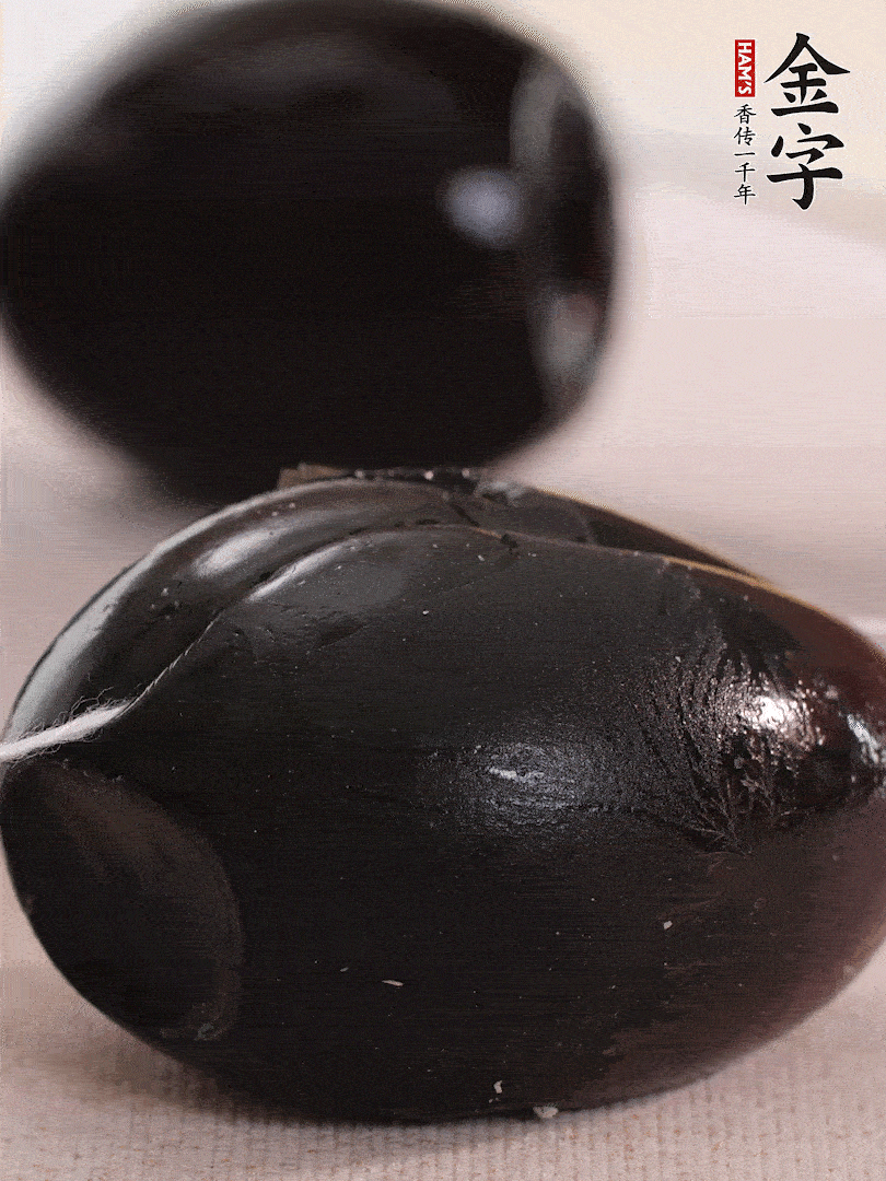 娃娃菜金針菇去跟洗凈，皮蛋改刀。