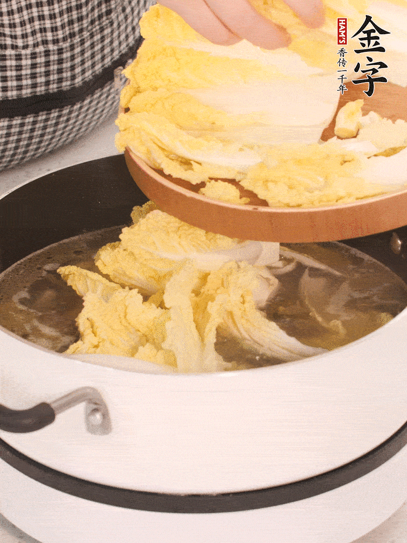 放入娃娃菜、金針菇再燉煮5分鐘。