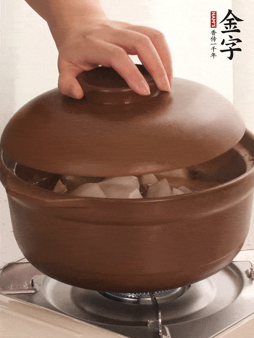 倒沒過食材的熱水，大火燒開。蓋上蓋子轉(zhuǎn)中小火，燉15-20分鐘。等蘿卜煮到喜歡的軟爛度就可以關(guān)火。