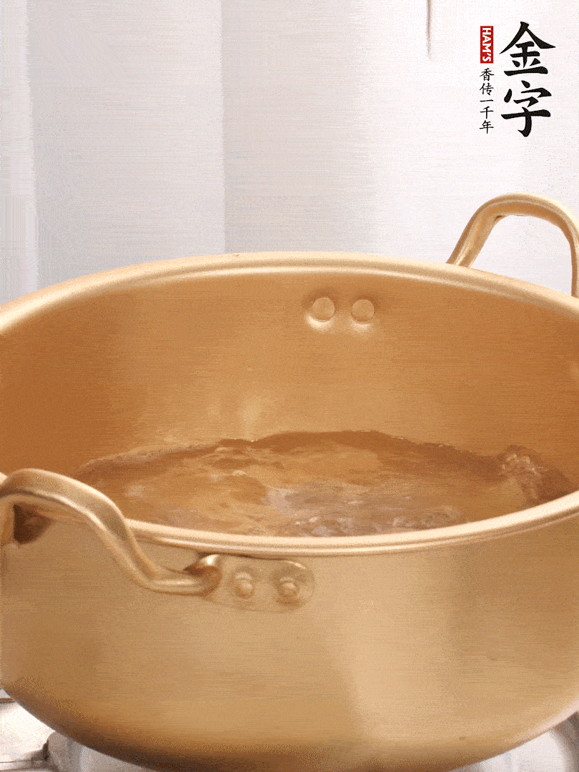 排骨加姜片、料酒，冷水下鍋焯水，撇去浮沫。