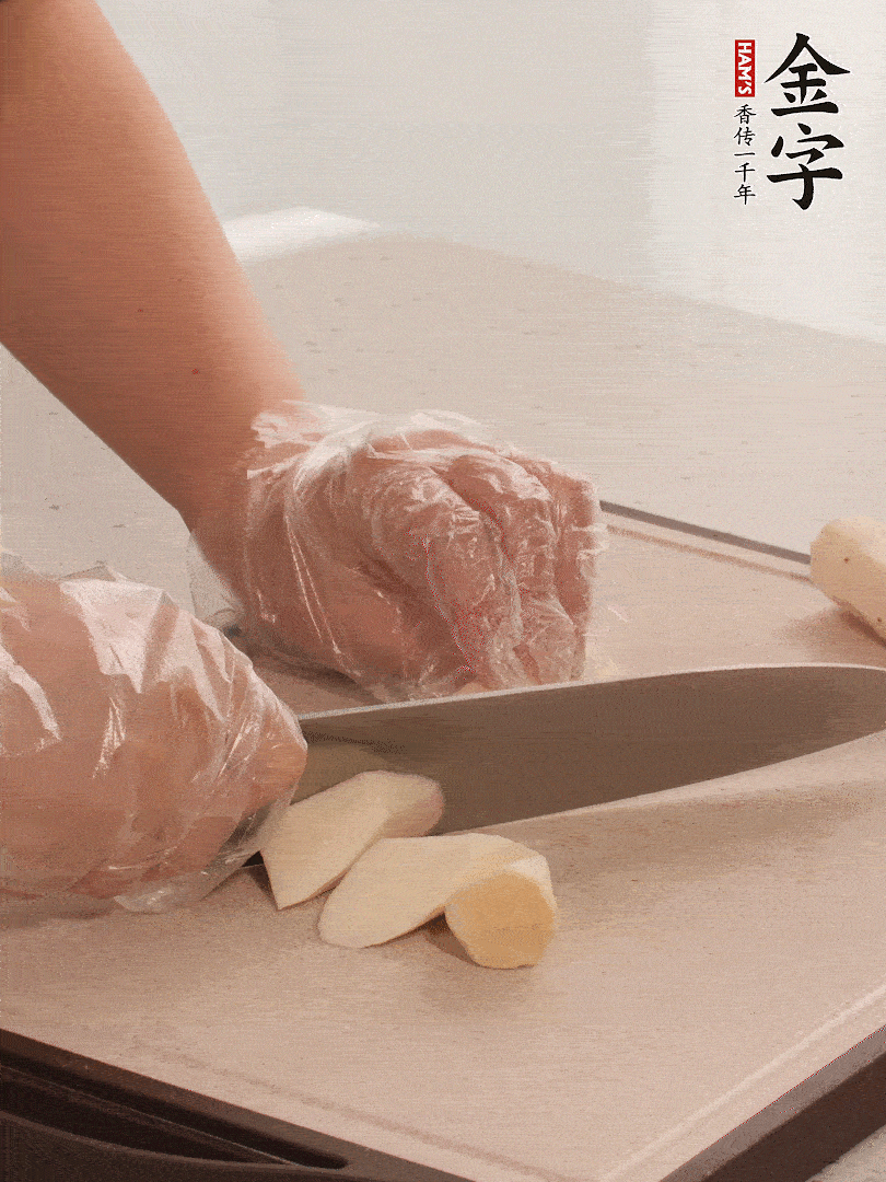 鐵棍山藥洗凈削皮，切斜刀塊。