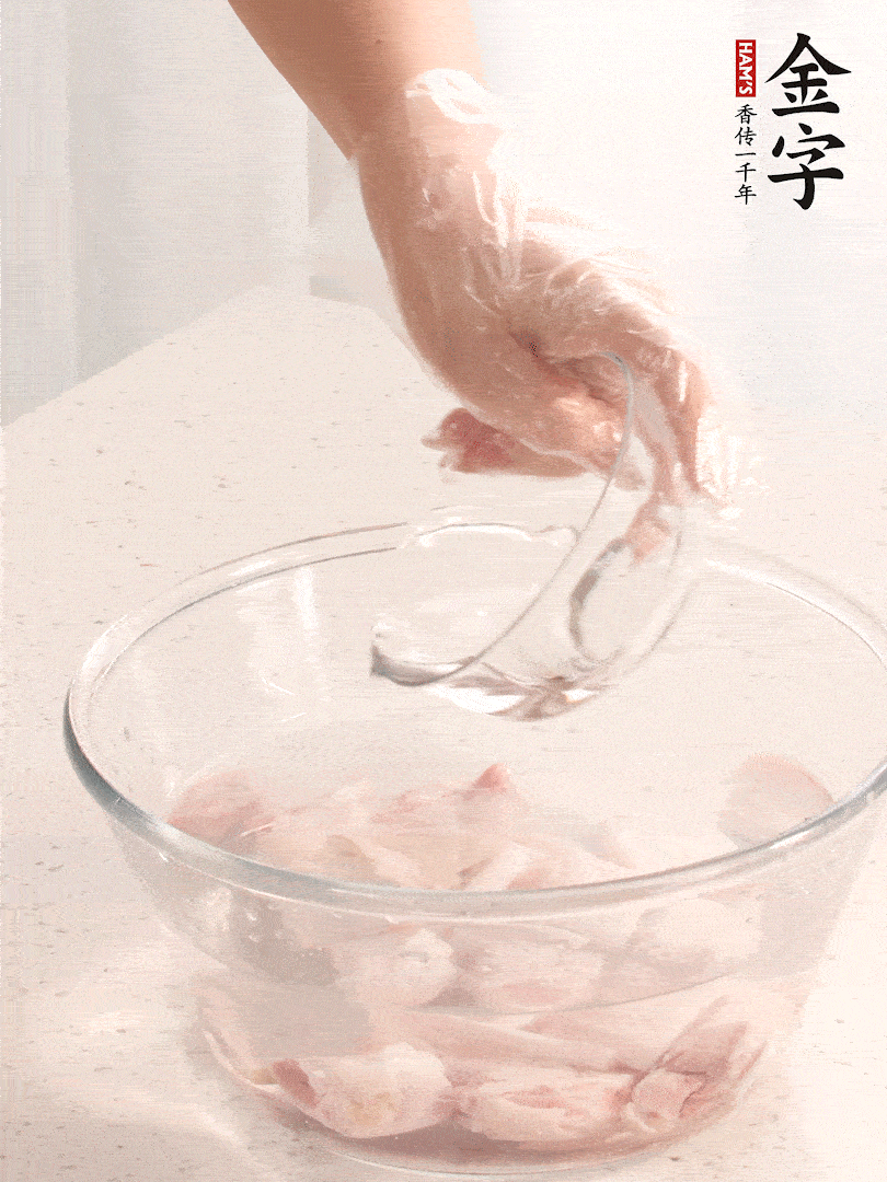 豬蹄除去雜毛、刮去油膩，斬成大塊，冷水浸泡半小時(shí)出血水，冷水下鍋，放入姜片、醋去腥，水燒開(kāi)大約2分鐘，撈出。（白醋能夠讓豬蹄更白凈）