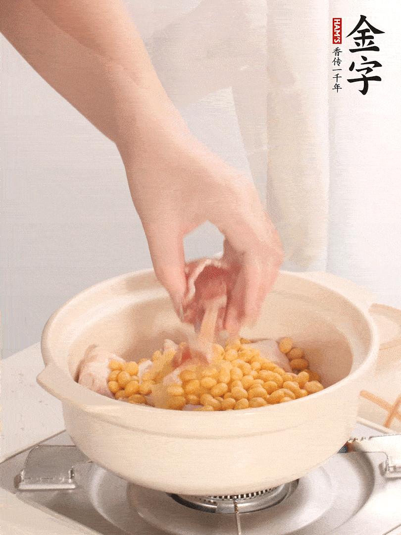 湯鍋放入豬蹄、姜片，加入黃豆、火腿，倒入足量的清水、適量料酒。