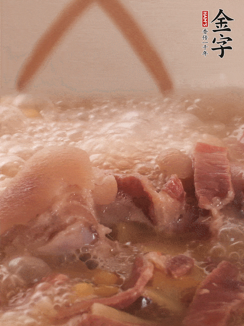 大火將水煮開(kāi)后，蓋上鍋蓋，轉(zhuǎn)小火慢燉1個(gè)半小時(shí)。