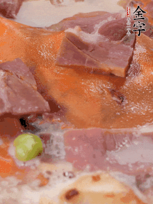 放適量料酒、清水煮到沸騰，再下蟹塊燜煮8分鐘。