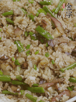 淋一點(diǎn)生抽、蠔油，撒蔥花。