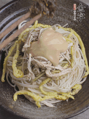 生抽1勺、醋1勺、芝麻醬1勺、金字火腿大師醬1勺。