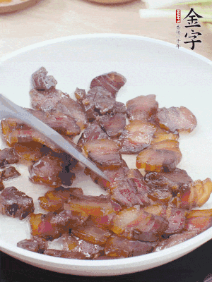 熱鍋少油，醬油肉煸出油脂，盛出。