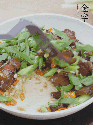 倒蒜葉翻炒均勻。