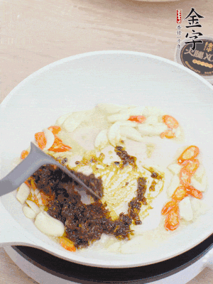 豬油下鍋，爆香蒜片、金字火腿XO醬。