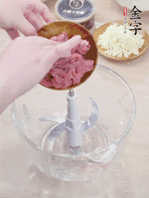 牛肉攪成牛肉泥。