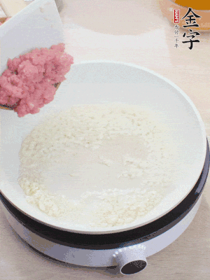 鍋內(nèi)熱油，蒜泥、牛肉泥炒至酥香。