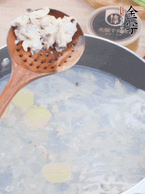 沸水下花蛤肉、姜片、料酒焯水。