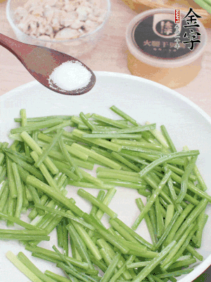 起鍋熱油，下韭菜苔炒至變色。加少許鹽。