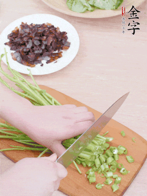 空心菜摘掉葉子，菜梗切成丁。