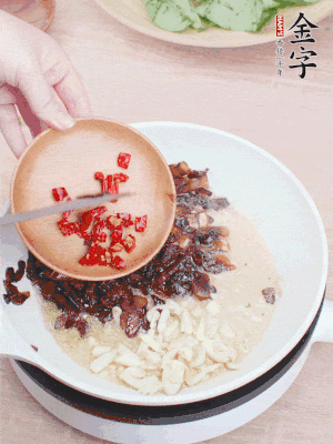 爆香蒜末、小米辣。