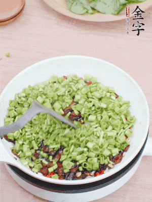 下菜梗翻炒，混合醬油肉。