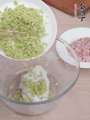 糯米粉邊揉邊加水，成團后揉進蠶豆、咸肉。