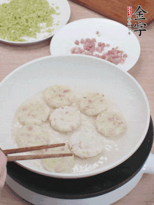 鍋中涼油，慢煎至兩面有脆殼。（油可以多一點）