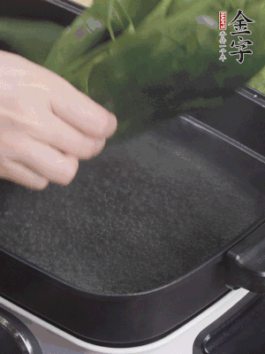 粽葉入沸水煮1分鐘，翻面再煮1分鐘，清洗干凈加水浸泡。