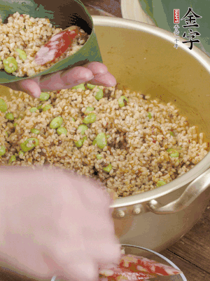 兩片粽葉1/2處葉尾相疊，中間卷成圓錐后裝入餡料。