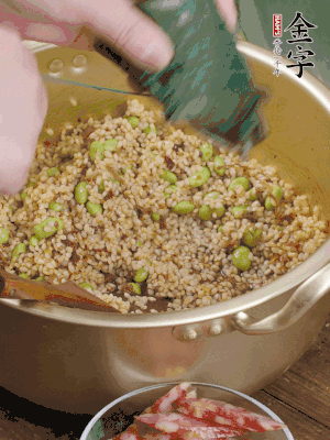 再附一張粽子，一齊向后折疊，線繩捆綁。