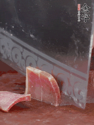 取金字火腿塊150g，切成薄片。生姜切片。