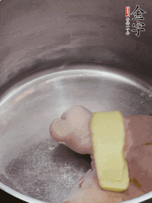 撈出洗凈后，加蔥姜、黃酒二遍焯水。