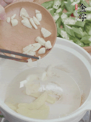 砂煲熱油，姜蒜、辣椒煸香。