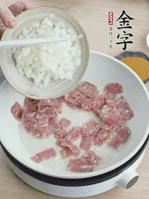 依次下洋蔥、紅菜椒、豌豆粒、玉米粒翻炒均勻。