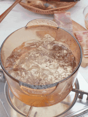 春筍切片焯水3分鐘，去除草酸澀味。