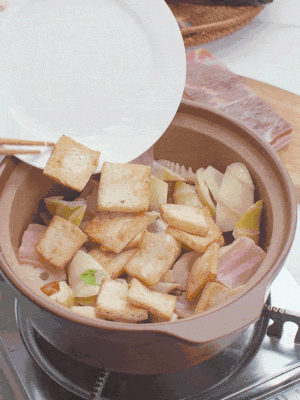 依次下春筍、豆腐，開(kāi)水沒(méi)過(guò)食材。