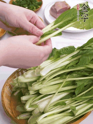 小青菜掰成一片片。
