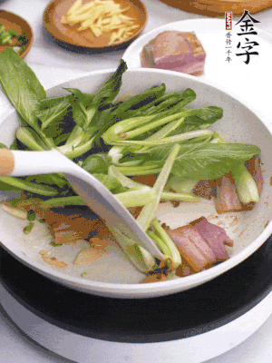 下小青菜翻炒，菜梆子變軟時(shí)，撒一點(diǎn)鹽、雞精調(diào)味。