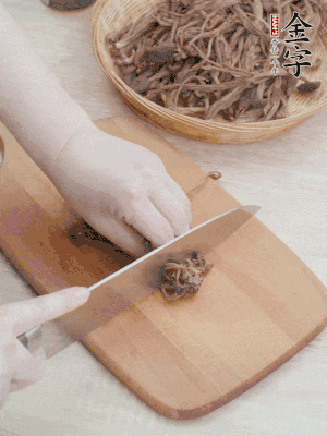 干茶樹菇浸泡過夜，去老根焯水，擠干水份。