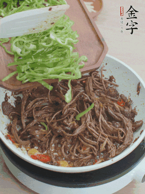 水分煸干，下青椒絲快炒1分鐘。