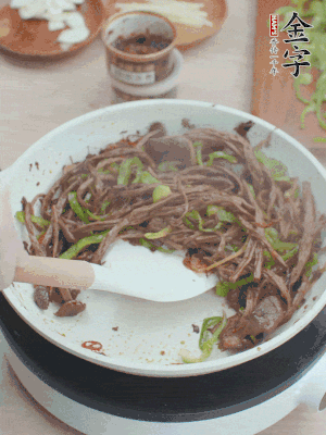 少許鹽調(diào)味。