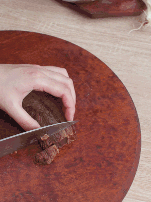 金字臘肉水煮15分鐘，切片。