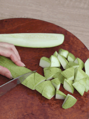 西葫蘆去籽縱向切成4份，斜切成厚片。