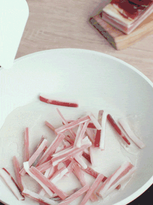 熱鍋涼油，下咸肉絲煸至出油。