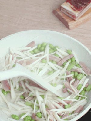 下茭白絲、青豆翻炒。