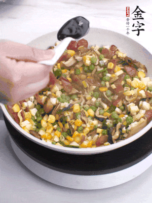 加2勺生抽、1勺蠔油、半勺老抽調(diào)味。