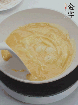 2個雞蛋炒散。