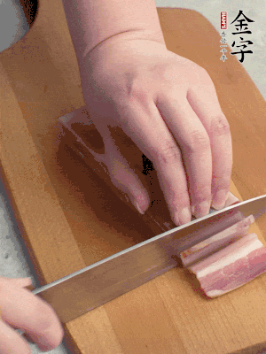 百合切去頭尾，分開洗凈;咸肉切薄片。