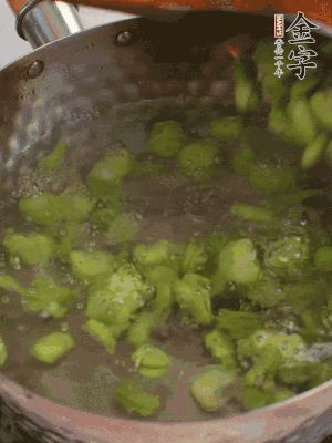 鍋中水沸，放一撮鹽，下蠶豆豆瓣焯3分鐘，下百合，3秒撈出，一起撈出瀝水。