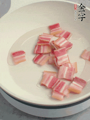 鍋中少許油，金字淡咸肉煸香。