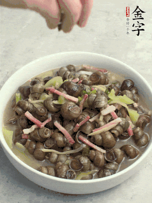 出鍋，撒點(diǎn)蔥花。