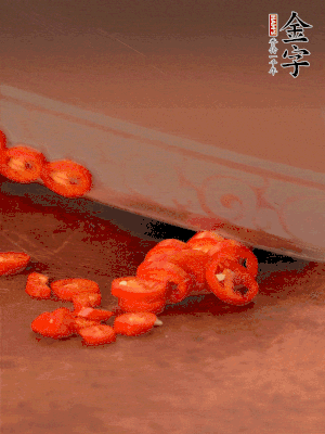 小米辣切圈，大蒜切片。