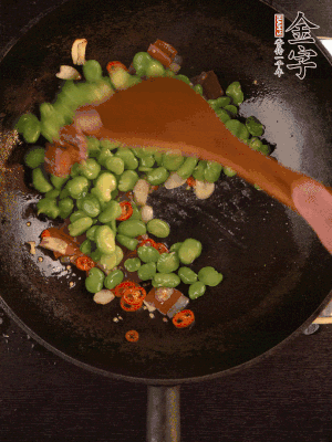 再下蠶豆煸炒，加1勺料酒調(diào)味。