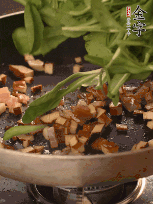 再放香干煸炒，最后放馬蘭頭翻炒至變軟。